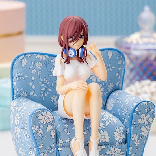 The Quintessential Quintuplets Miku Nakano Premium Perching Figure